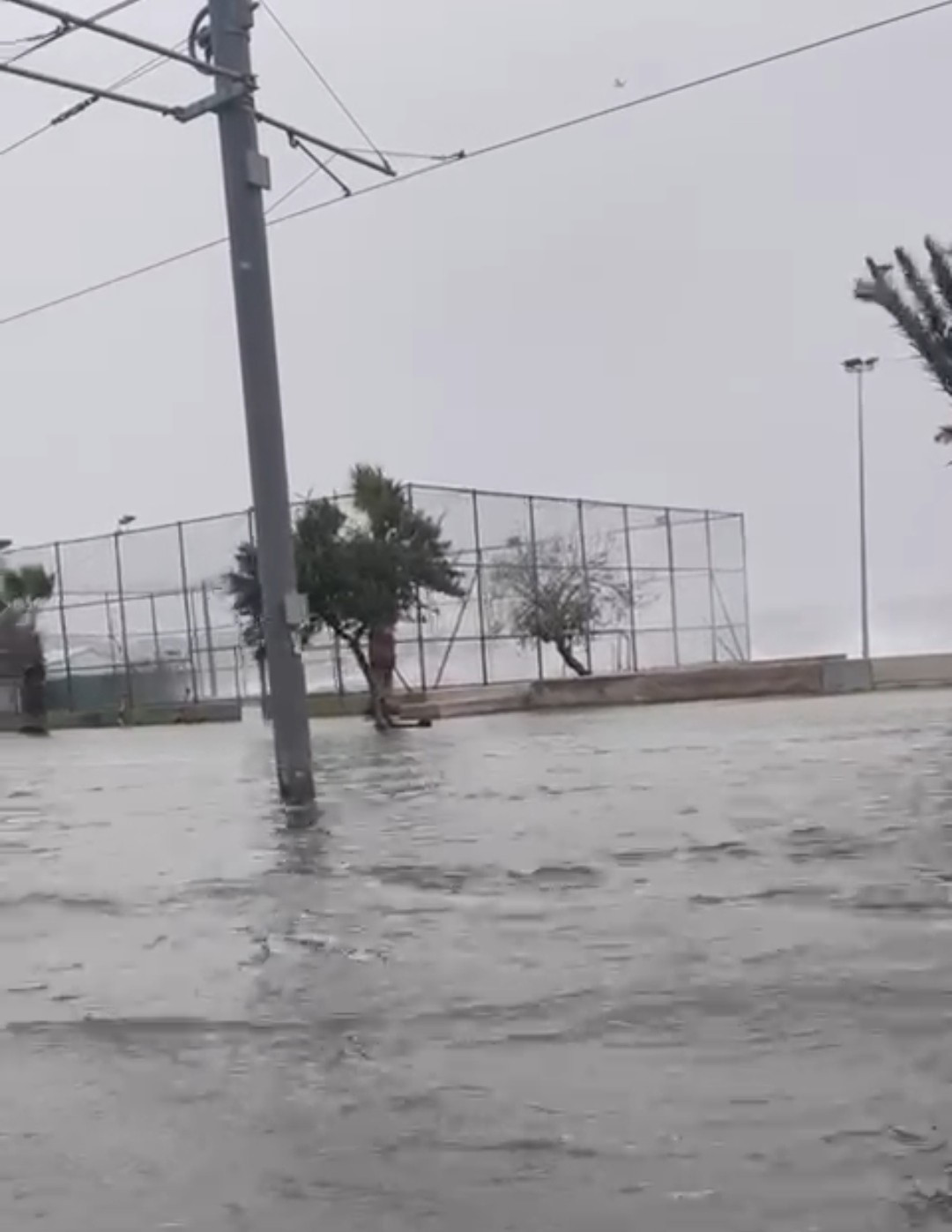 izmir de sari firtina yollar gole dondu beton parcalari uzerlerine yagdi yeni safak