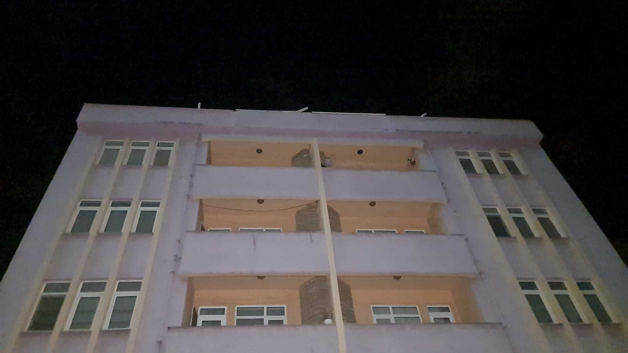 Apartmanın metal çatısı uçtu.