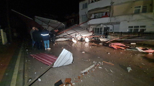 4 katlı binanın çatısındaki malzemeleri sağlamlaştırmaya çalışan Turan Usta çatıyla beraber uçtu. Ağır yaralanın Usta hayatını kaybetti.