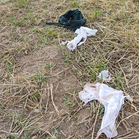10 köpeğin saldırısına uğrayan çocuğun olay yerinde parçalanmış kıyafetleri bulundu