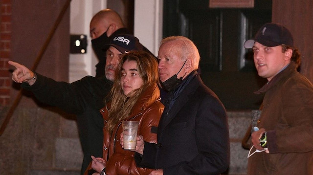 ABD Başkanı Joe Biden'ın oğlu Hunter Biden'a ait olduğu iddia edilen dizüstü bilgisayardaki e-postalarla kitap hazırlandı.<br><br>Independent'in haberine göre, New York Post'ta köşe yazarlığı yapan Miranda Devine'in hazırladığı "Laptop from Hell: Hunter Biden, Big Tech, and the Dirty Secrets the President Tried to Hide" (Cehennemden Gelen Dizüstü Bilgisayar: Hunter Biden, Büyük Teknoloji Şirketleri ve Başkan'ın Saklamaya Çalıştığı Kirli Sırlar) adlı kitap yarın satışa sunulacak.<br><br>Gazete dün yayımladığı haberde, kitaptan bir bölüme yer verdi. Söz konusu bölümde Çinli iş insanı Ye Jianming'in, Hunter'a 30 milyon dolar (yaklaşık 380 milyon TL) teklif ettiği öne sürülüyor.<br><br>Devine ayrıca Jianming'in, Hunter'a hediye ettiği 3,16 karatlık elmasın da iş kapsamında verildiğini iddia ediyor.