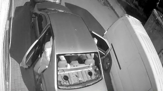 Otomobilin arka camını kırıp ses sistemini böyle çaldılar: Oto hırsızları kamerada