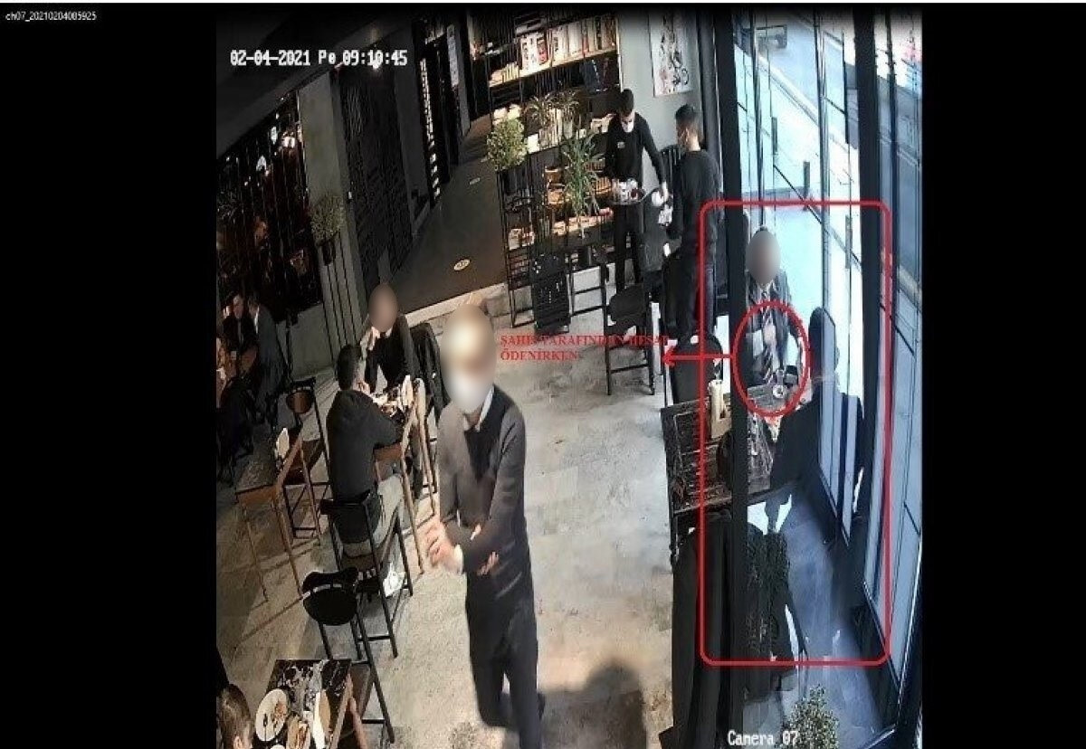 Fotoğraflarda Gürcan, Ankara'da bir kafede buluştuğu yabancı diplomatla aynı masada görülüyor.