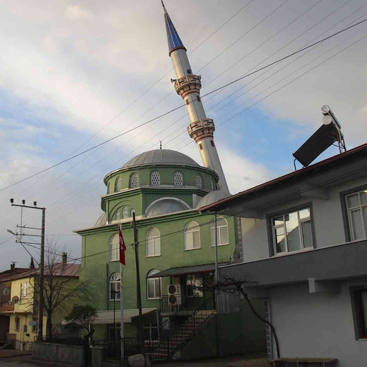 Caminin minaresi fırtınaya dayanamadı: Facia kıl payı atlatıldı
