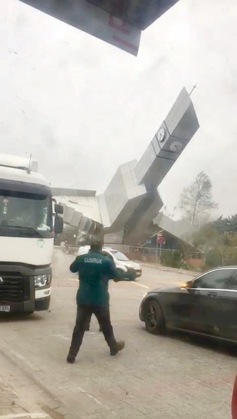 Çatalca Serbest Bölge’de nsaat kulesinin devrilmesi nkameralara yansıdı.