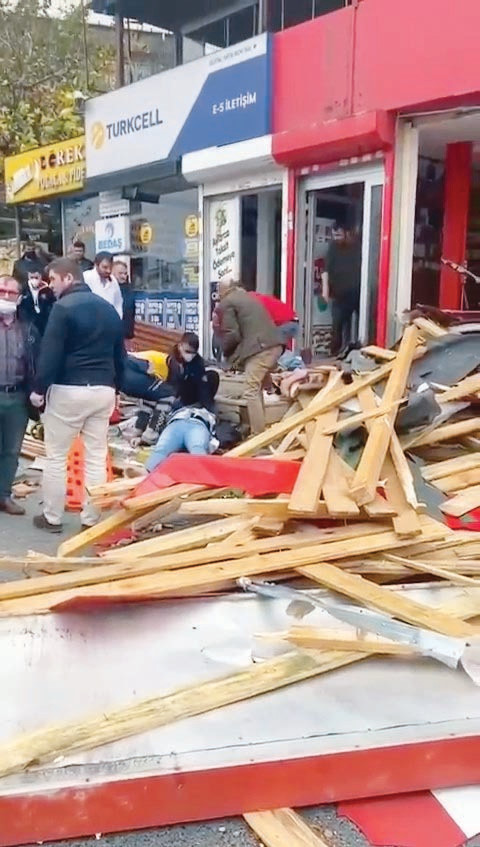 İstanbul Esenyurt’ta nlodos nedeniyle uçan napartmanın çatısı biri nbebek 4 kişinin üzerine ndüştü. Bir kişi öldü.
