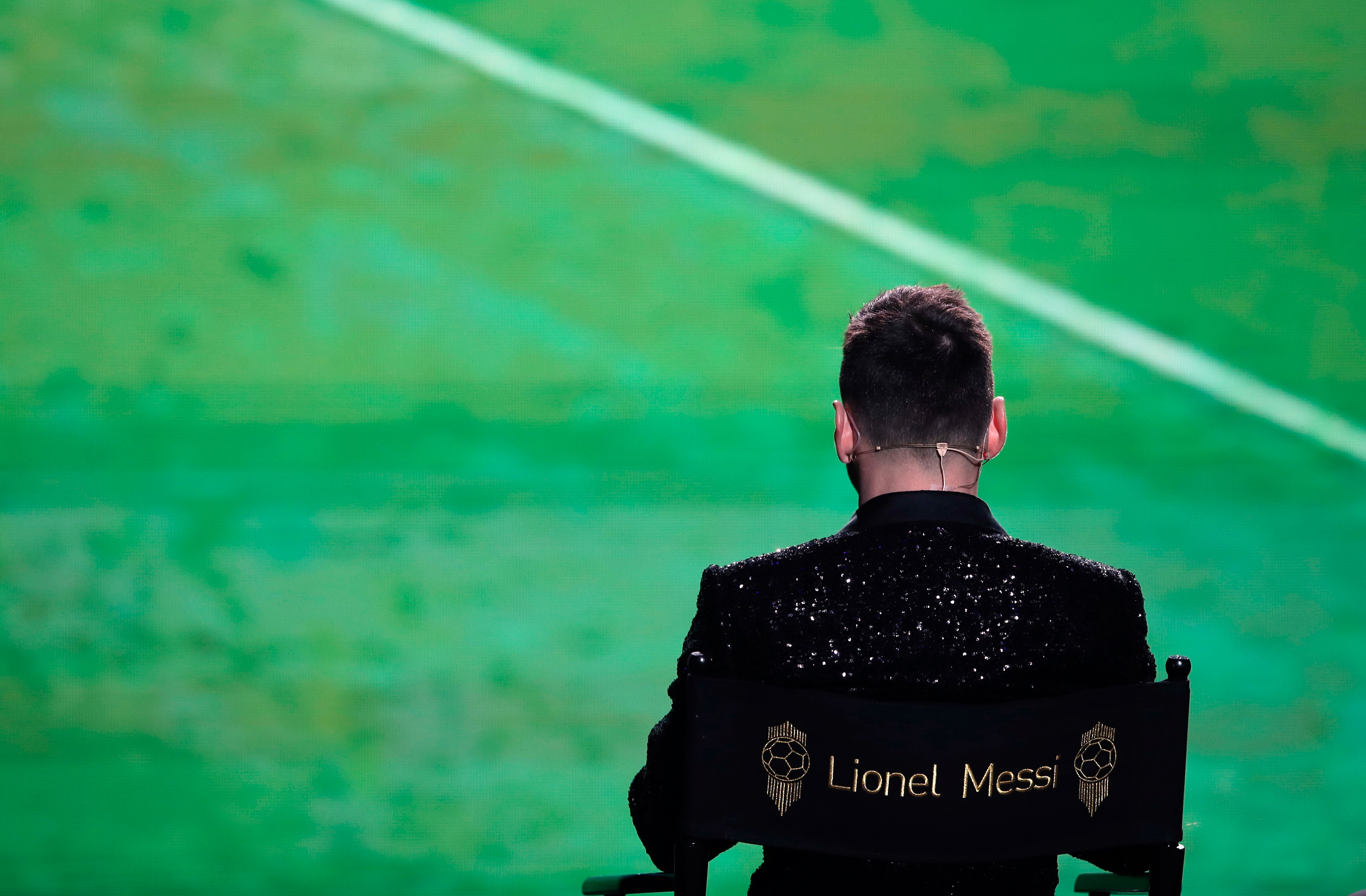 Lionel Messi'ye ödülü verilmeden önce kendi kariyerinden mini bir klip izletildi.