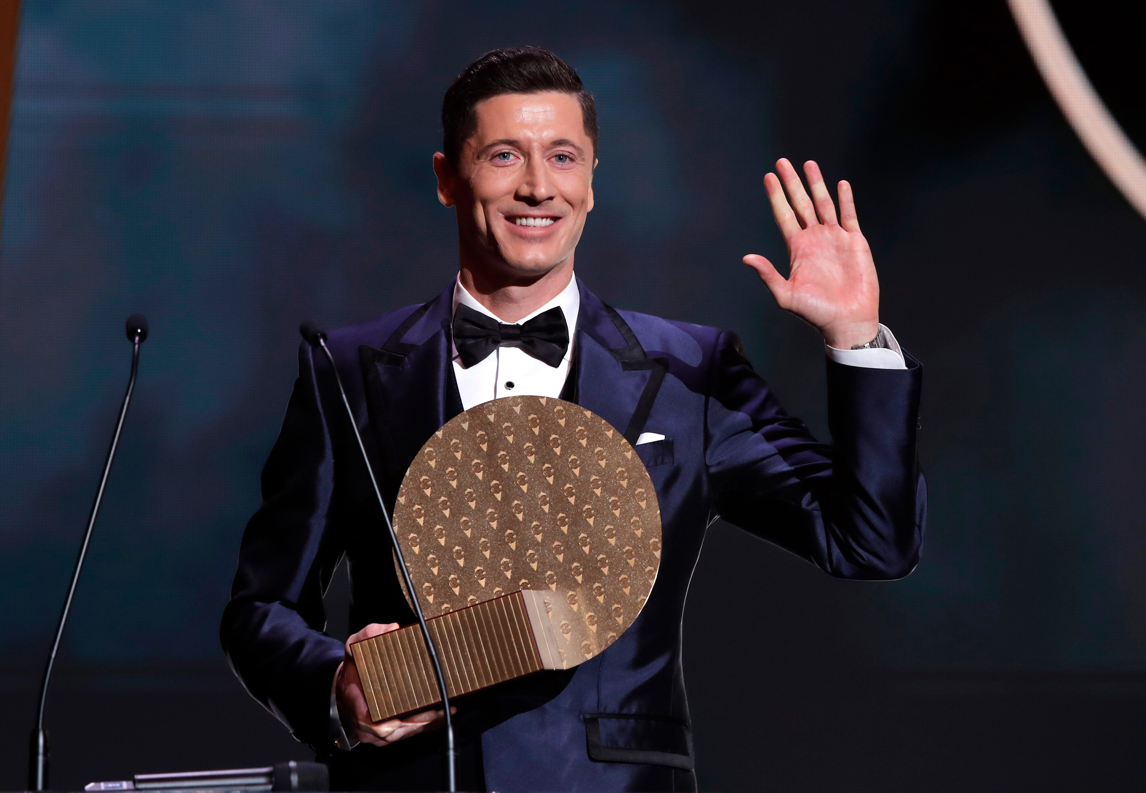 Lewandowski, ilk kez verilen yılın forveti ödülünü kazandı.