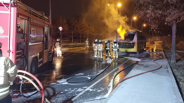 Başakşehir'de İETT otobüsü yandı.