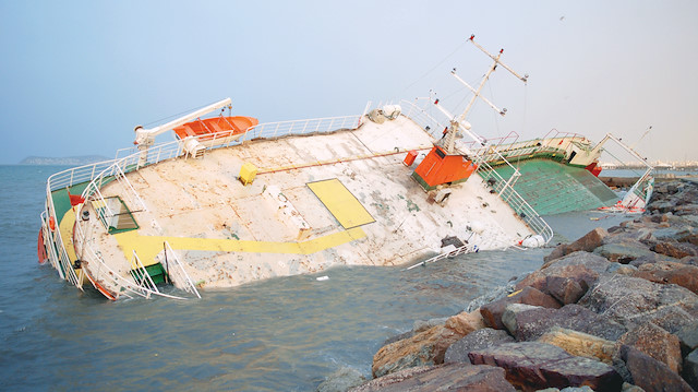 qMaltepe’de kuvvetli lodos nedeniyle akşam saatlerinde iskeleye demirli olan bir gemi halatının kopması sonucu kıyıya oturdu. 