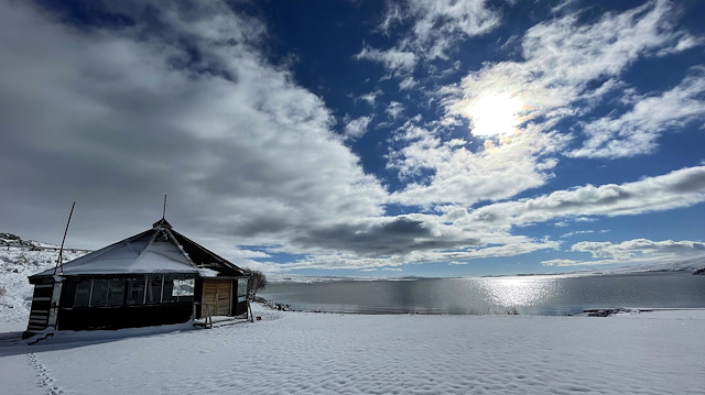 Büyüleyen manzara: Çıldır Gölü kar yağışıyla beyaza büründü