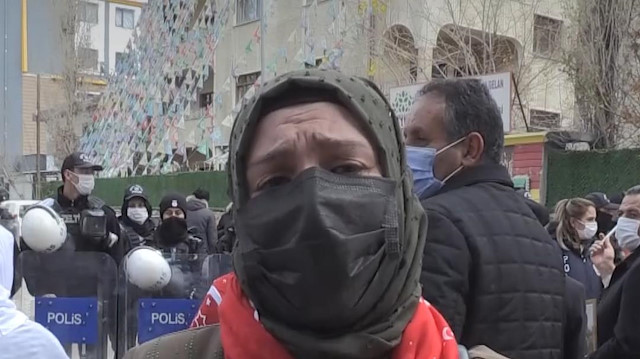 Vanlı anne HDP önünde dağa kaçırılan oğluna seslendi: Korkma oğlum devlet bizim yanımızda