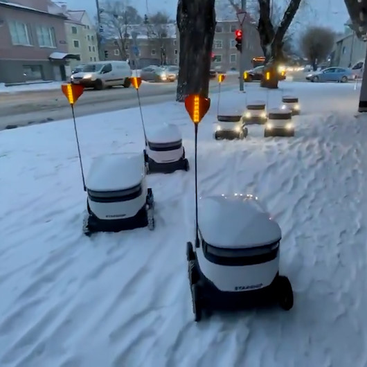 Karda ilerleyemeyen kurye robotlar Tallin sokaklarında trafik oluşturdu