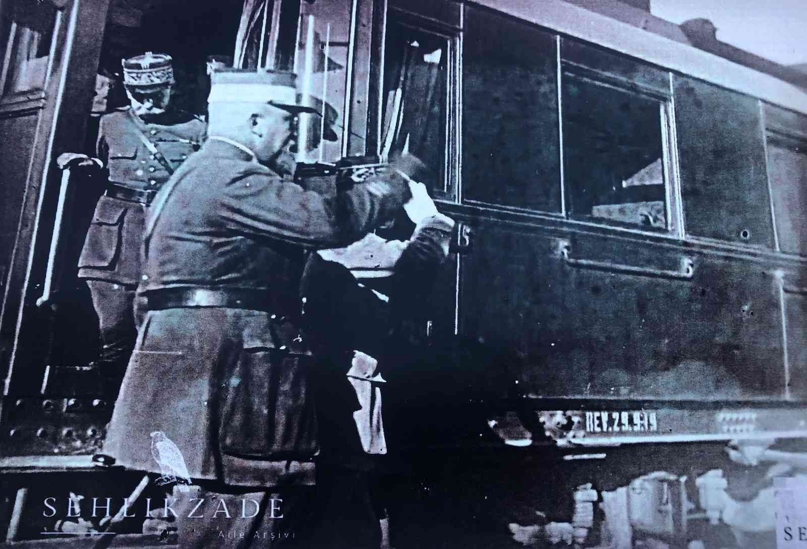 Fransız askerlerin Türk sancağını selamladığı fotoğraf gün yüzüne çıktı.