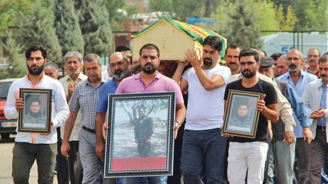 Velat Kaval adlı teröristin HDP’li eski yönetici
Ramazan Kaval’ın oğlu olduğu, abisinin ise 
operasyonda öldürüldüğü ortaya çıktı. Terörist, 
öldürülen abisinin cenazesinde resmini taşımış.