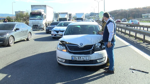 Sultanbeyli TEM Otoyolu'ndaki kamyon İETT otobüsüne arkadan çarptı: 4 kişi ağır yaralı