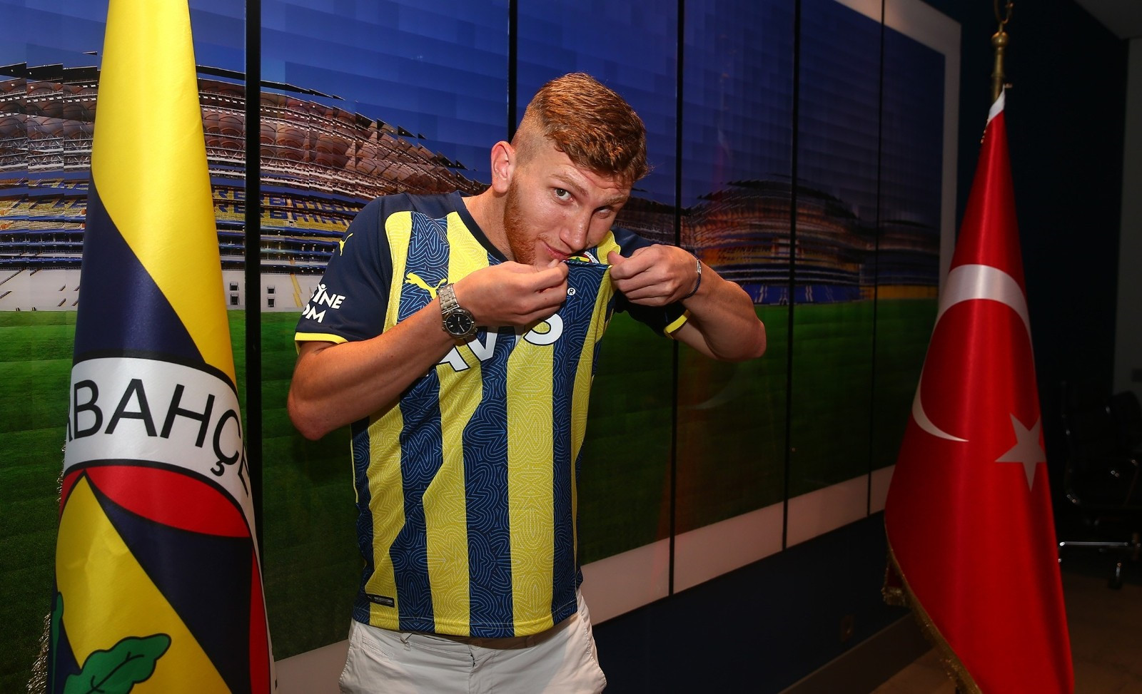 Burak Kapacak sezon başında yaklaşık 1.4 milyon euro bonservis bedeliyle Fenerbahçe'ye transfer oldu.