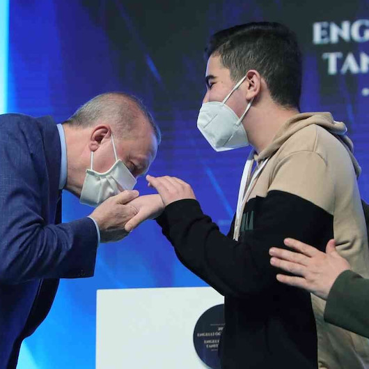 Cumhurbaşkanı Erdoğanı duygulandıran hediye: Engelli gencin elini öperek karşılık verdi