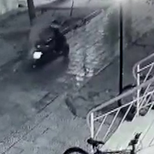 Manisada site içindeki motosiklet hırsızlığı kamerada