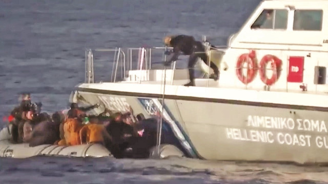 Yunan Sahil Güvenlik unsurları göçmenlerin botlarını delerek onları batırmaya çalışmıştı.