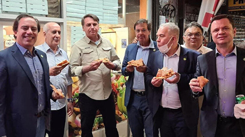 Aşı olmadığı için ABD'de restorana alınmayan Bolsonaro, sokakta pizza yemişti. n