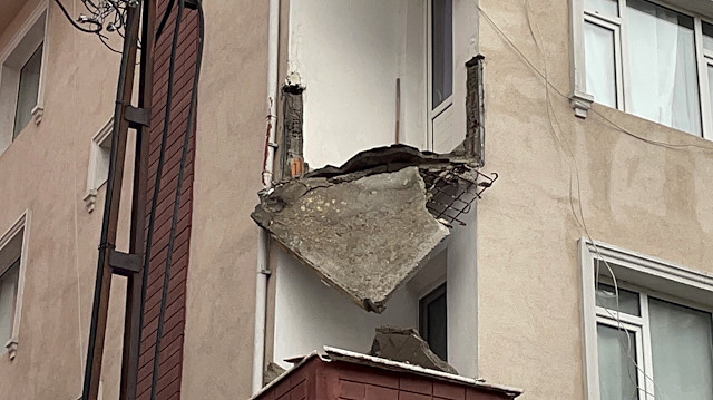 Güngören'de balkonu çöken bina boşaltıldı. 