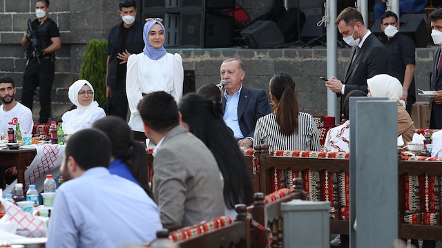 Cumhurbaşkanı Erdoğan'ın gençlerle Diyarbakır’daki buluşmasından bir kare.