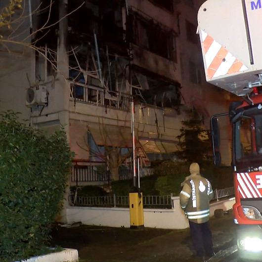 Kadıköyde 10 katlı binada yangın: Çok sayıda kişi dumandan etkilendi