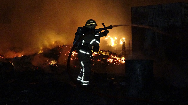 Bursa'da geri dönüşüm fabrikası alev alev yandı