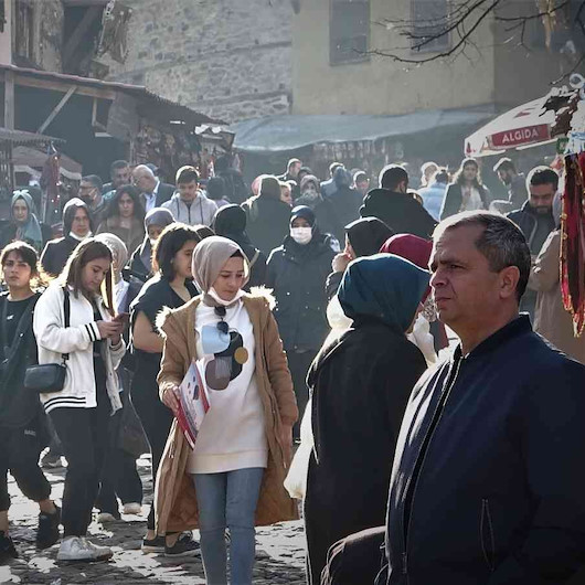 Hafta sonu güzel havada köyün nüfusu 70 kat arttı: Sokaklarda yürümekte zorlandılar
