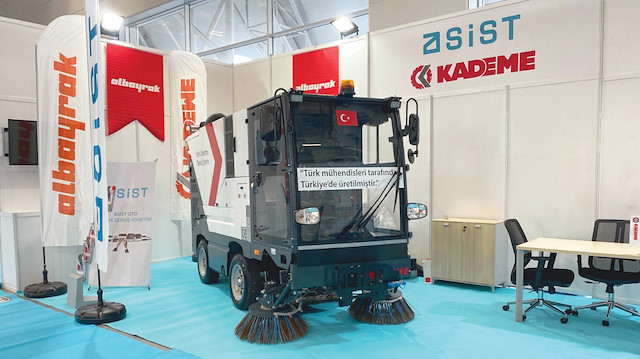 Kademe’nin Türk mühendisleri tarafından ve yerli motor konularak imal ettiği AGA 2100 kompakt aracı fuarda yoğun ilgiyle karşılandı.