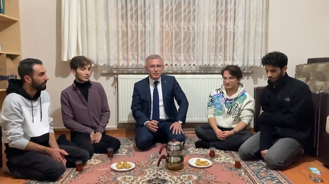 Üsküdar Belediye Başkanı Hilmi Türkmen'in öğrenci evi ziyareti