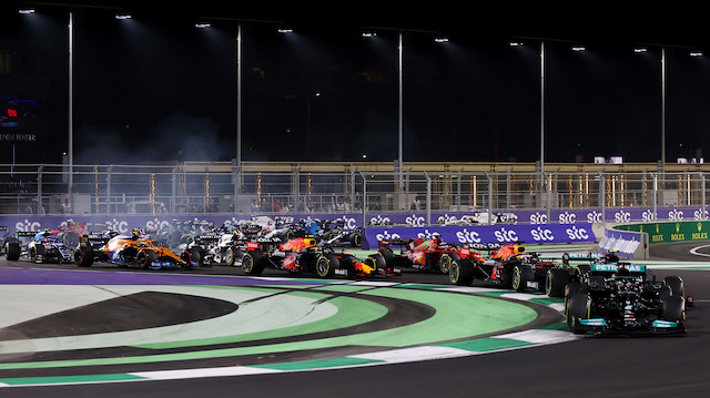 Formula 1 Suudi Arabistan Grand Prixi müthiş anlara sahne oluyor.
