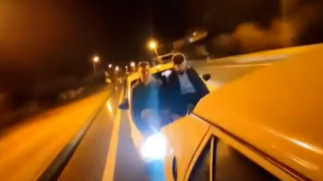 Antalya'da otomobilin kaputunda tehlikeli yolculuk: Öndeki aracı ayaklarıyla iteklediler