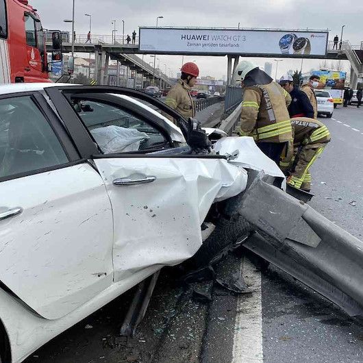 E-5 Karayolu’nda otomobil bariyerlere ok gibi saplandı