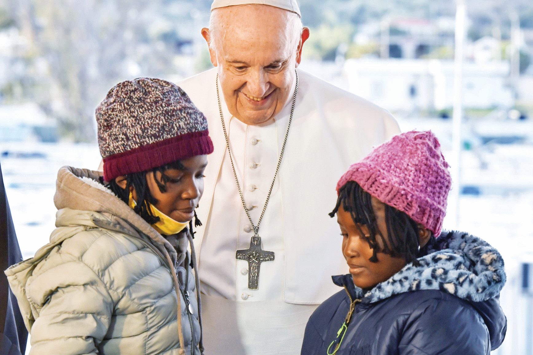 Papa, Atina’nın denize atmadığı çocuklar ve bazı sığınmacılarla sohbet etti.n