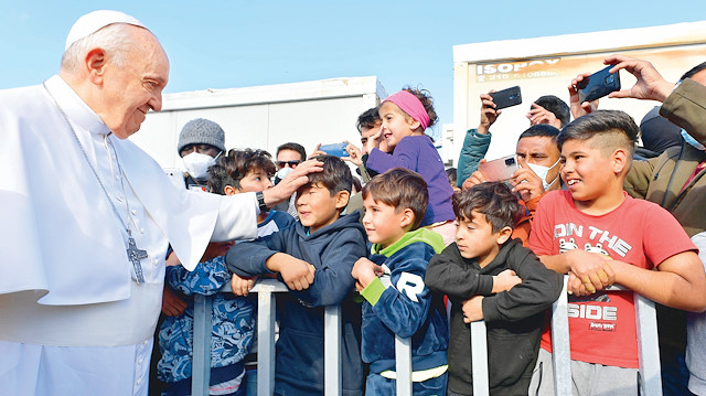  Midilli Adası’ndaki mülteci kampına giden Papa Yunanistan’ın denize atamadığı göçmenlerle poz verdi.