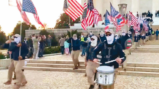 Amerikalı beyaz üstünlükçü gruplar önceki gün Washington’da bayraklı, maskeli ve kalkanlı bir yürüyüş gerçekleştirdi.