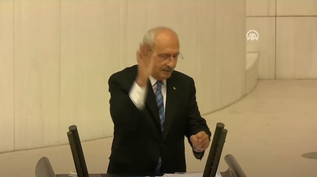 Kemal Kılıçdaroğlu'nun AK Parti sıralarına yaptığı hareket