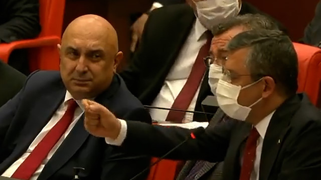 Meclis'teki ahlak dışı harekete CHP arka çıktı: Elini elinin sırtına vurdu bu yük bindirmek anlamındaki vücut dilidir