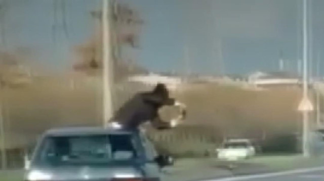 Video çekmek için araçtan sarkan kişi canını ve trafiği tehlikeye attı