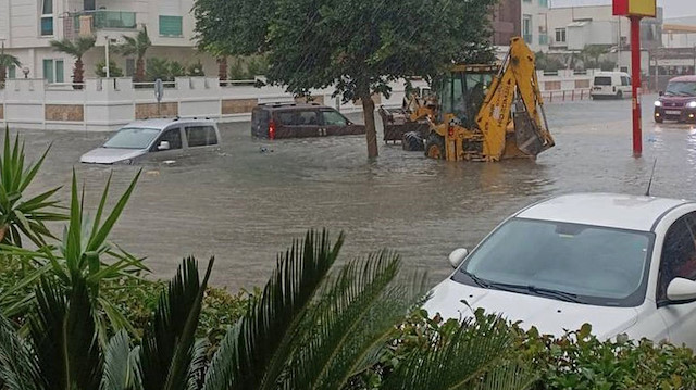 Döşemealtı ilçesi Nebiler Mahallesi'nde de metrekareye son 24 saate düşen yağış miktarı, 182 kilogramı geçti.