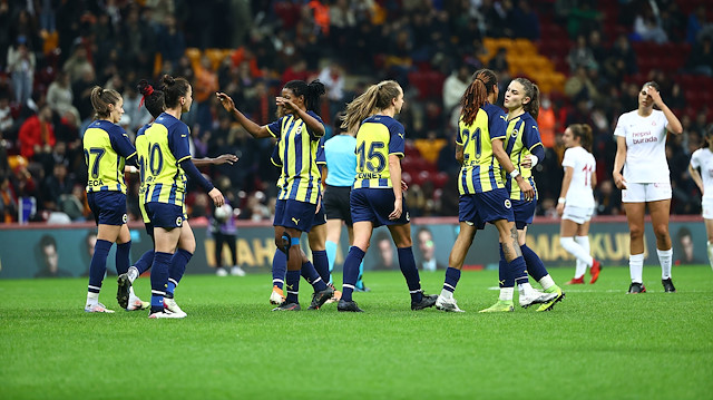 Fenerbahçe Kadın Futbol Takımı, Galatasaray Kadın Futbol Takımı karşısında üstün bir oyun sergiledi.