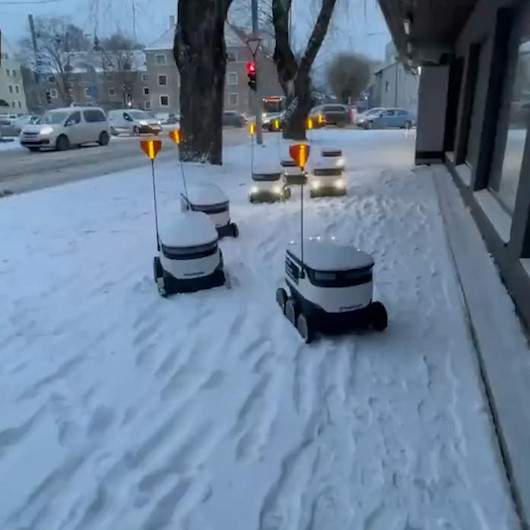 Estonyada robot kuryeler kar yağışı sebebiyle hareket edemedi