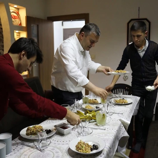 Çubuk Belediye Başkanı Baki Demirbaştan öğrenci evine ziyaret: Birlikte menemen pişirip şarkı söylediler