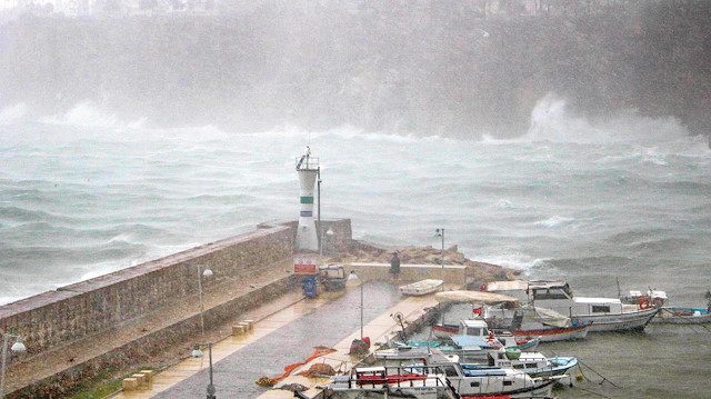 Antalya'yı vuran fırtınada dalgaların boyu 3 metreyi aştı, ağaçlar söküldü, çatılar uçtu. 