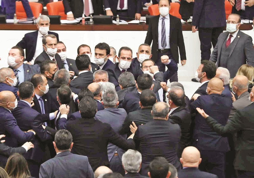 Meclis’te süren bütçe maratonunda dün artan tansiyon AK Parti ve CHP’li milletvekilleri arasında yumruklaşmaya dönüştü. 