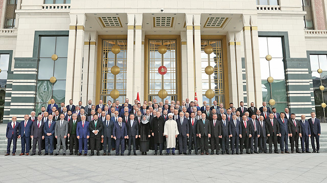 Cumhurbaşkanı Erdoğan, toplantıya katılan il müftüleri ve Din İşleri 
Yüksek Kurulu üyeleri ile Cumhurbaşkanlığı Külliyesi ana binası önünde hatıra fotoğrafı çektirdi.