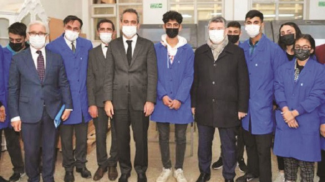 Mahmut Özer-Mehmet Acet Altındağ’da Mesleki Teknik Anadolu Lisesi’ni ziyaret etti.