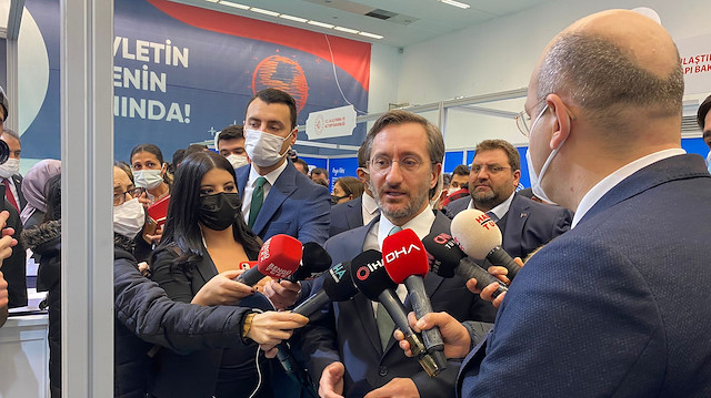 İletişim Başkanı Fahrettin Altun basın mensuplarına açıklama yapıyor.